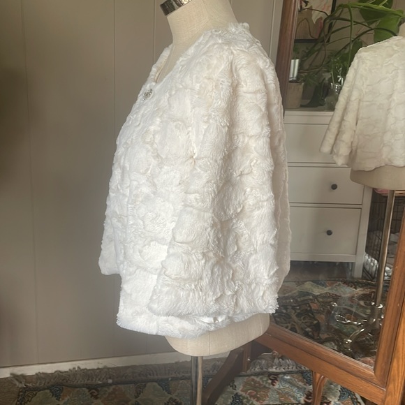 Haani Faux Fur Cape Jacket 2X Formal cropped jacket Rhinestone clasp - Picture 2 of 6